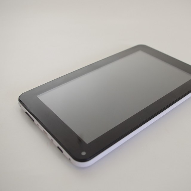 Neutrale tablet op lichte achtergrond